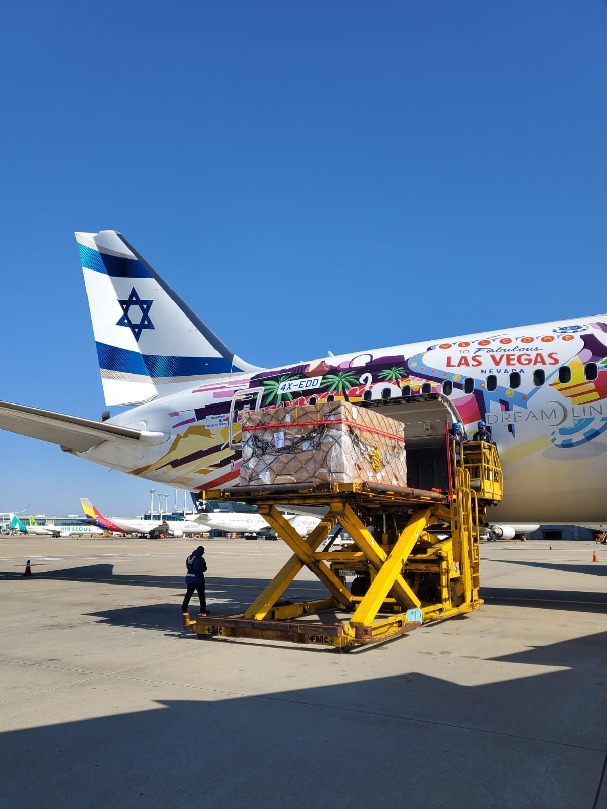 חומרים כימיים לעשרות אלפי בדיקות קורונה הועברו לישראל