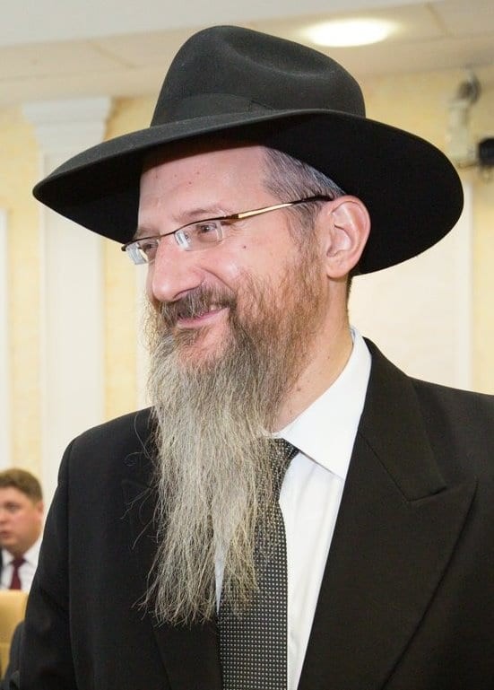 מרגש: הרב הראשי של רוסיה בערל לזר מניח תפילין למשתתף הטקס