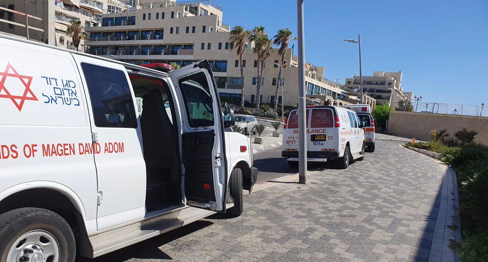 פעולות החייאה בגבר שנמשה מהמים בחוף הנפרד בבת-ים