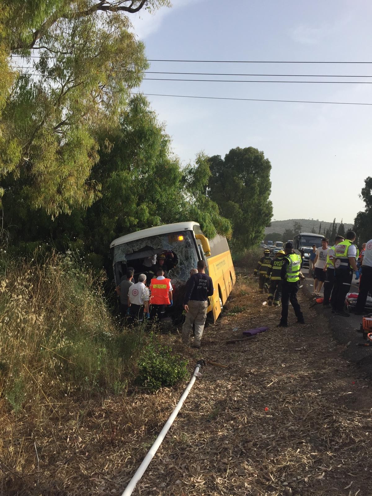 רכב הסעות סטה מהכביש - 12 נפצעו