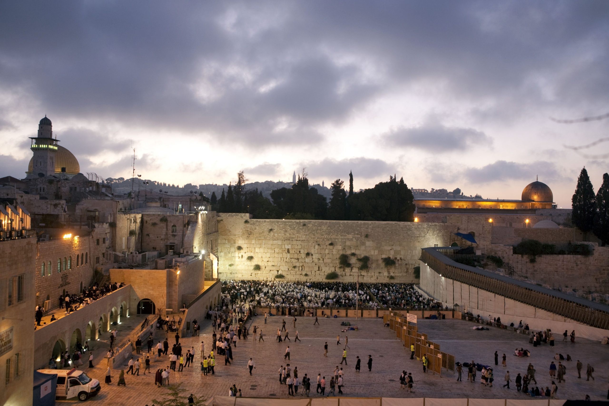 בכסות של קבלת שבת: אירוע שירה מעורב בכותל המערבי