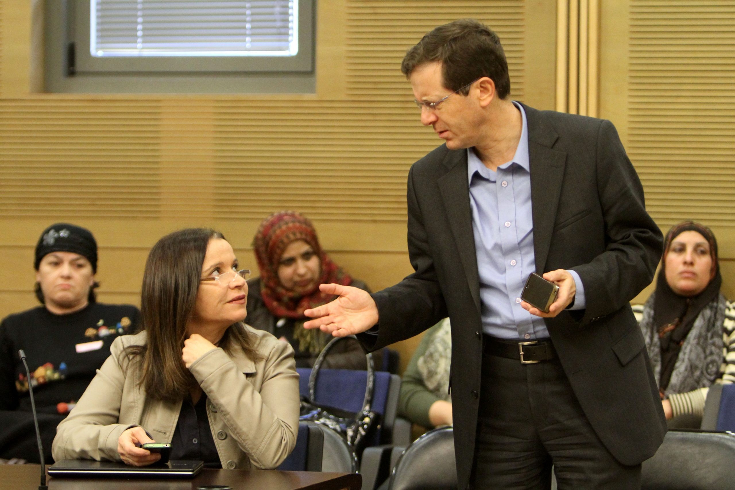 ראש המטה של הרצוג מואשם בקבלת תרומה אסורה