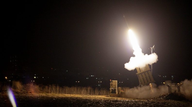 50 רקטות שוגרו לעבר צפת, נפילה בחצר בית בעיר | תיעוד