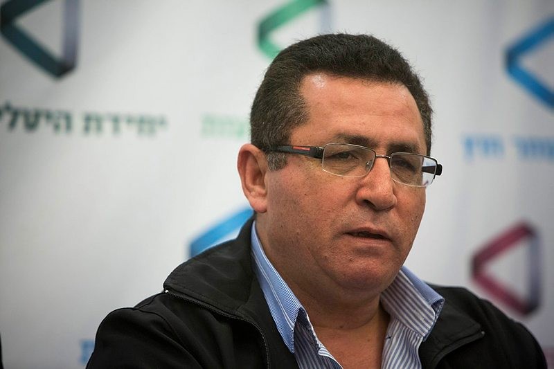 עיני הודיע: "לא ממשיך", העיניים נשואות לחלובה