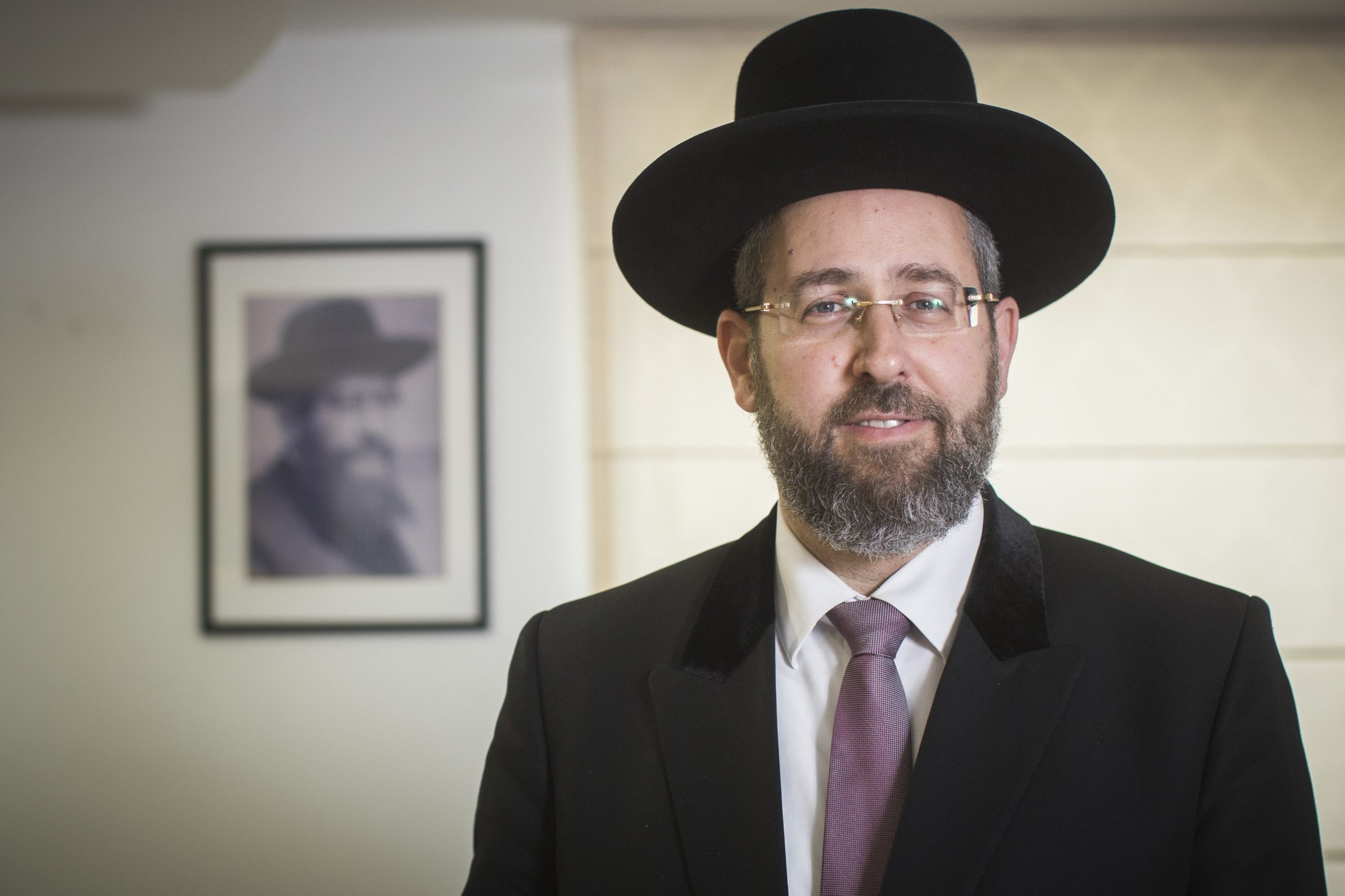 הרב לאו: ההחלטה על הגבלת מספר מתפללים - שרירותית