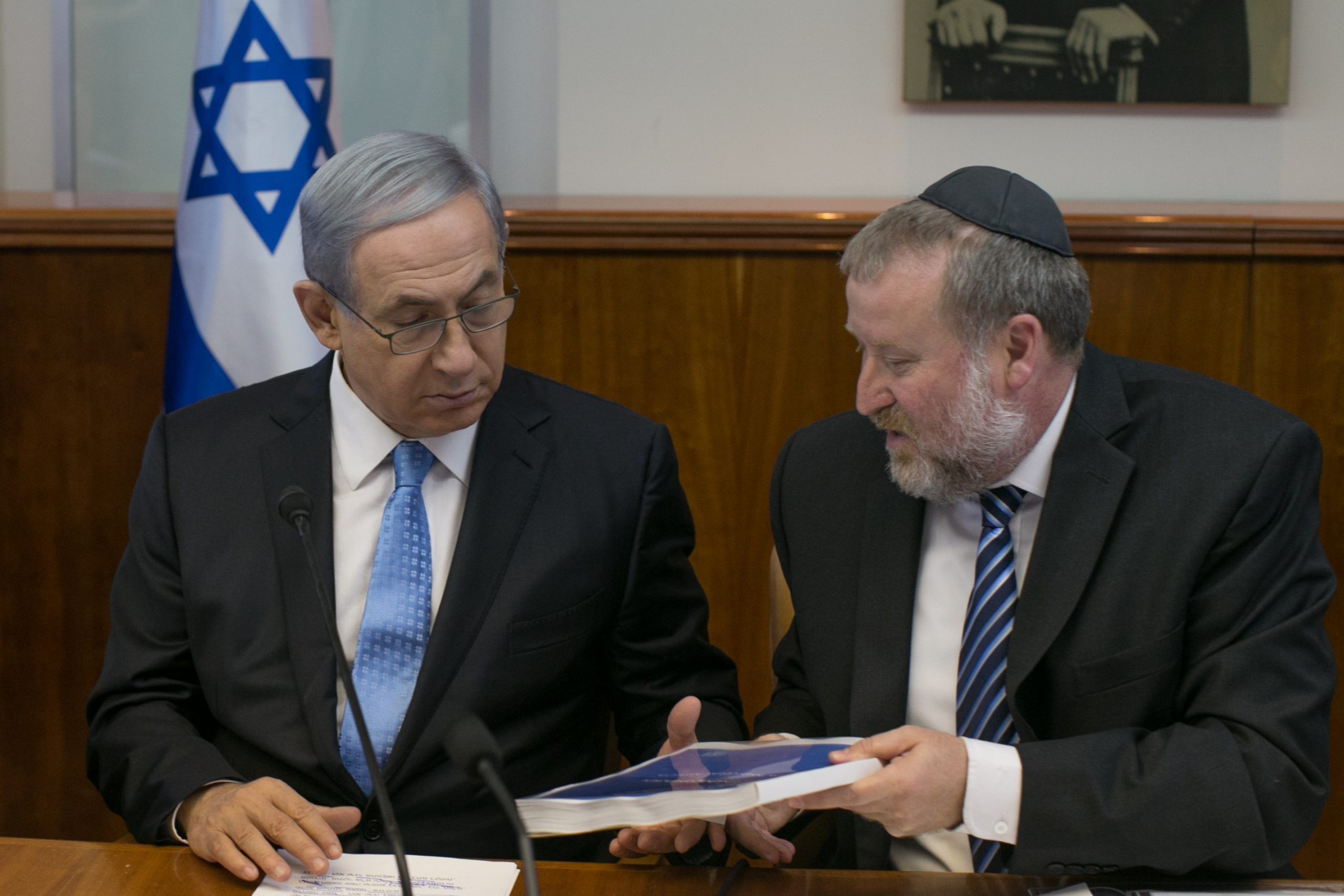 מנדלבליט: מסירת חומרי חקירות רה"מ - אחרי הבחירות