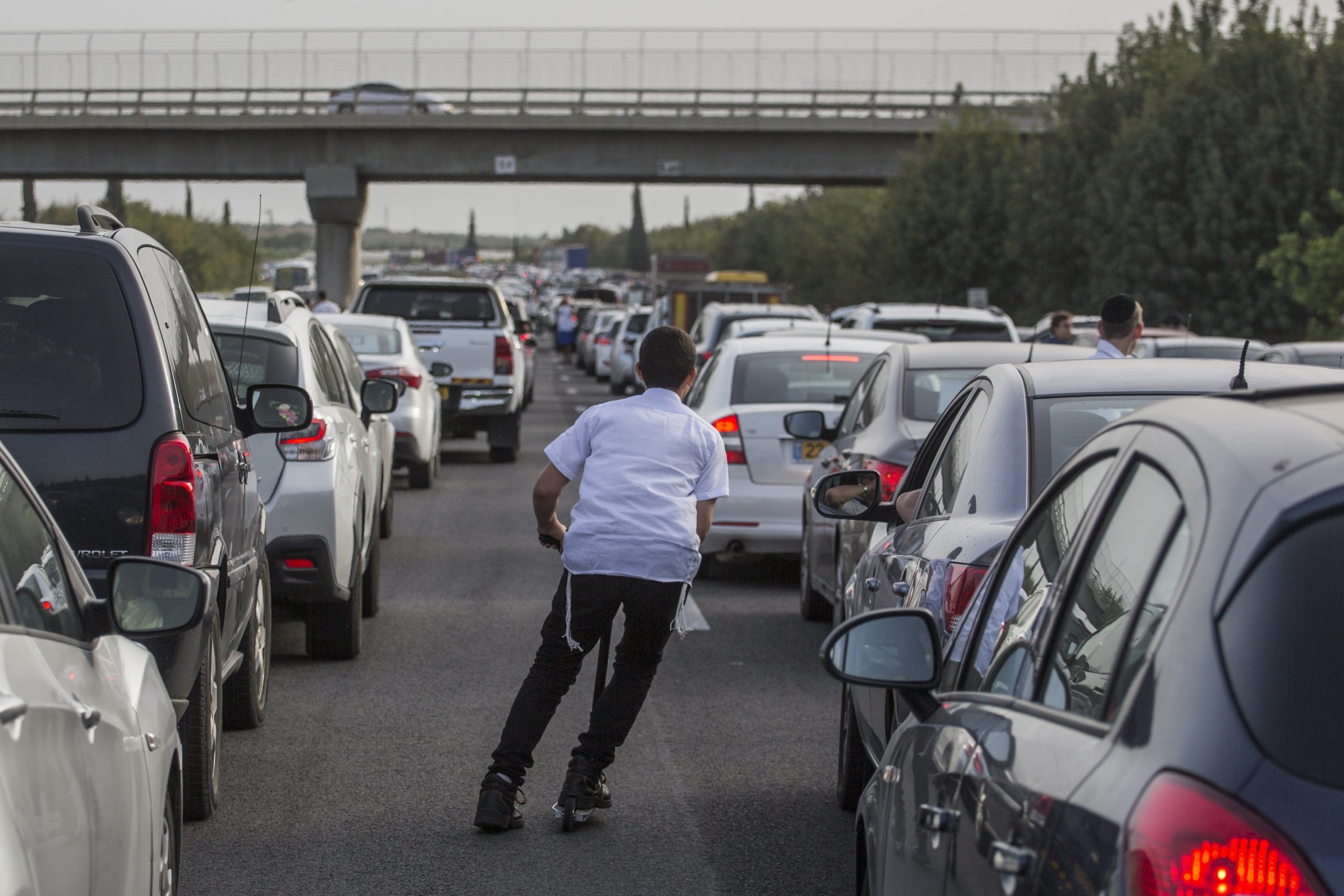 כביש 40 נחסם לתנועה בשני הכיוונים מצומת ברנר לצומת בילו בעקבות מחאה של כ 30 מפגינים