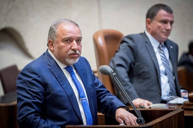 שר הביטחון ליברמן מעל דוכן הכנסת. צילום: פלאש90