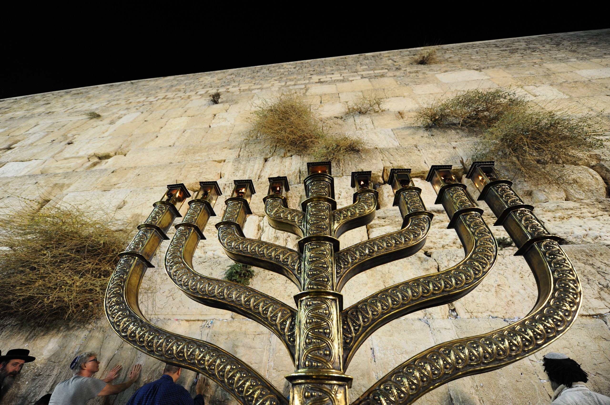 אספנו עבורכם הדלקות חנוכיה מרחבי העולם. חנוכה שמח!