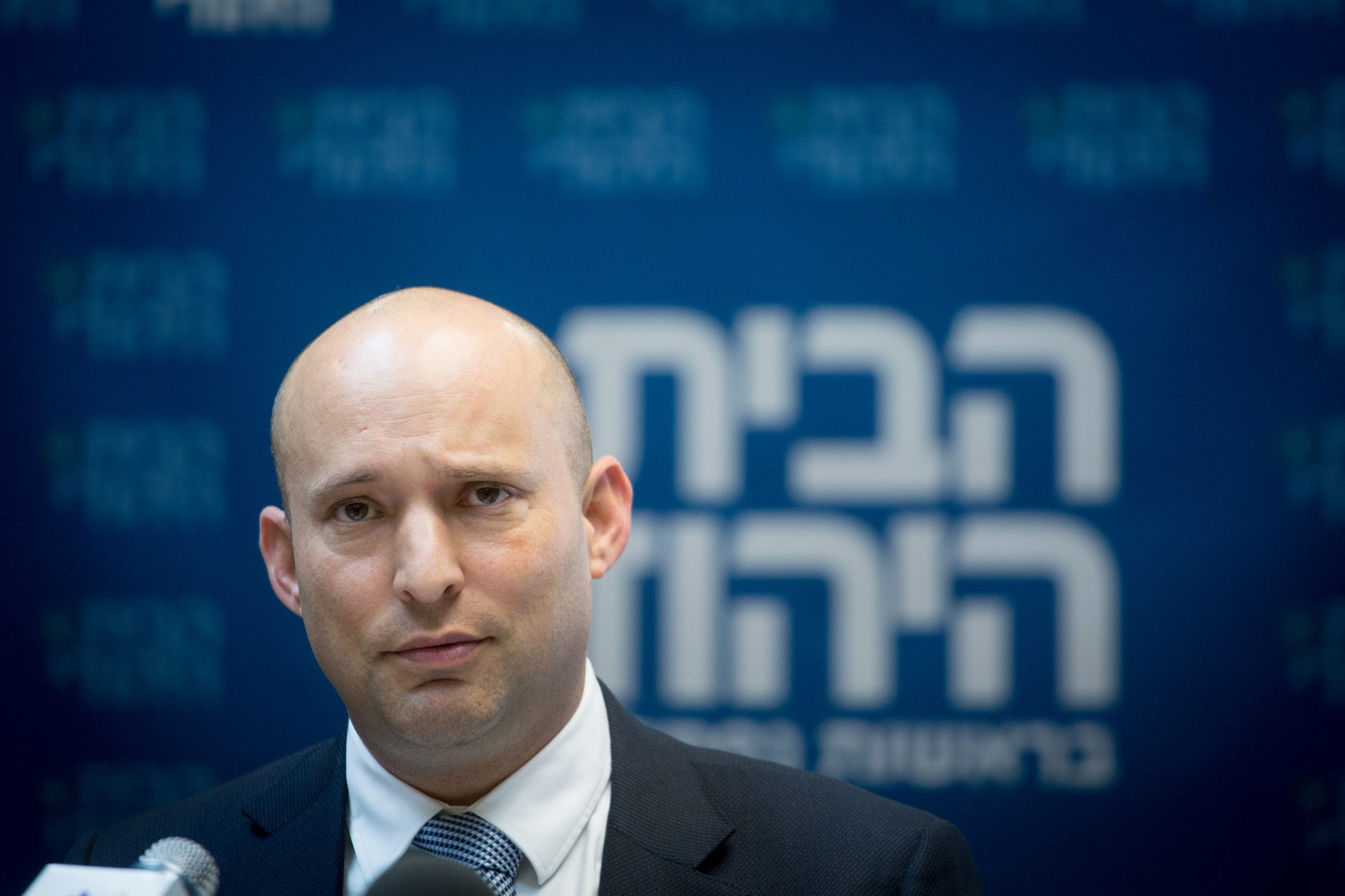 בנט יטוס לפולין כדי "לומר את האמת"
