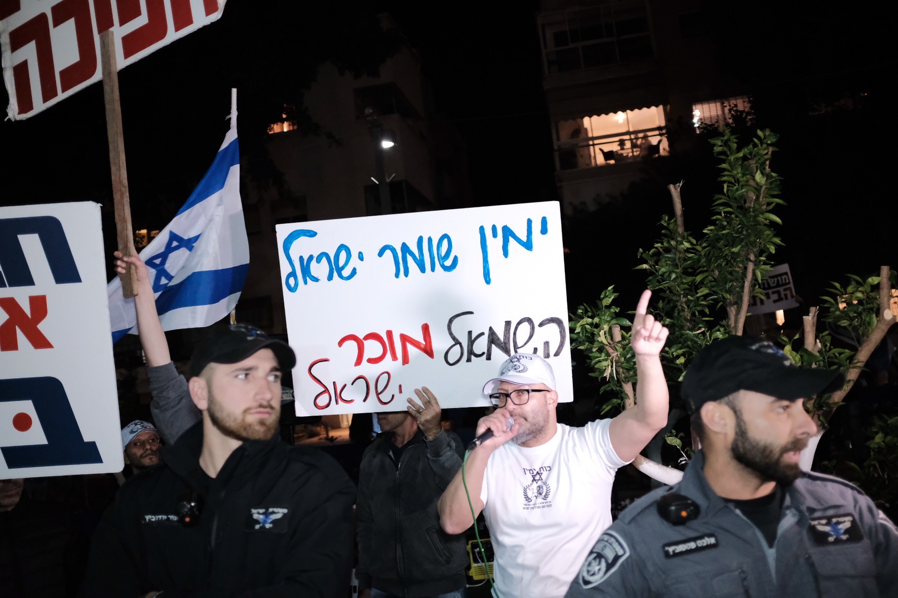 מפגיני ימין מאשימים את השמאל ב"מכירת ישראל". צילום: תומר ניוברג, פלאש 90