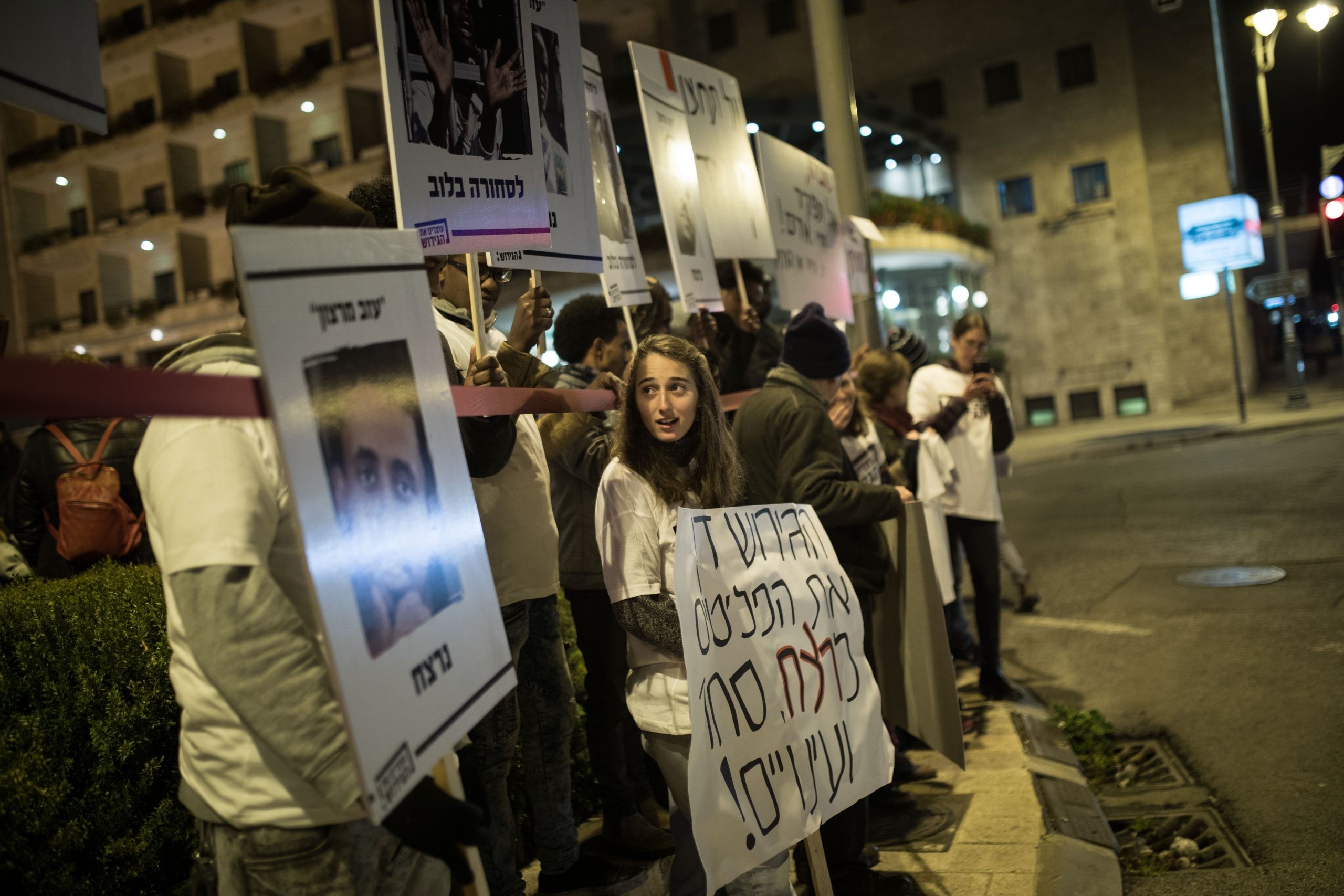 הפגנת פעילי זכויות אדם, שמאל ומסתננים נגד הגירוש מול בית רה"מ. צילום: הדס פרוש, פלאש 90