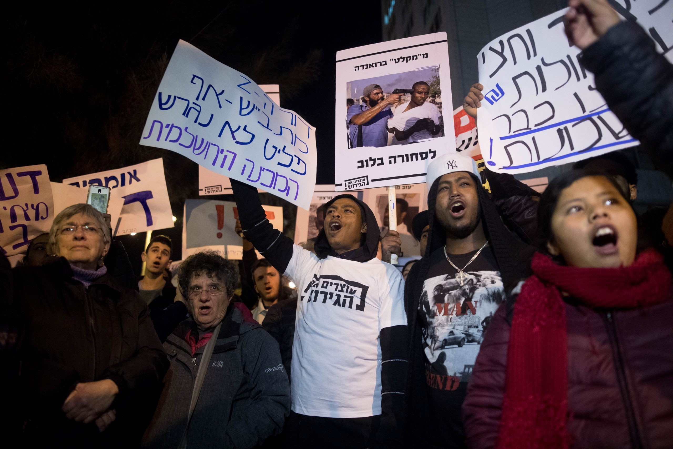 מסתננים ופעילי שמאל בהפגנה בירושלים. צילום: יונתן סינדל, פלאש 90