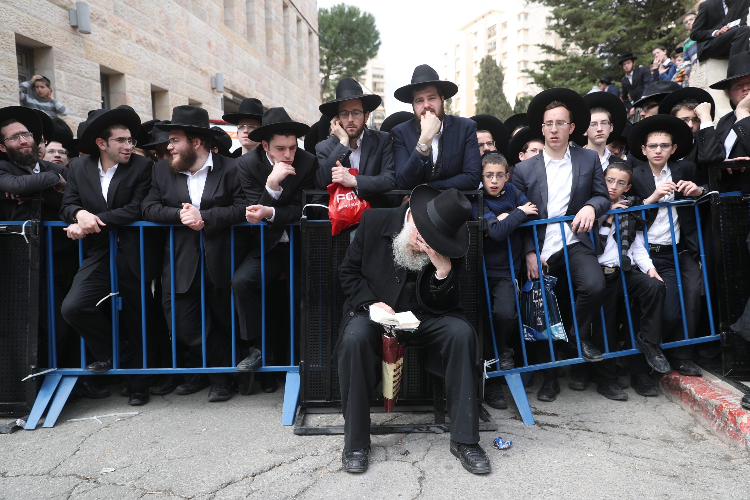 עשרות אלפים בלוויית הרב אוירבך זצ"ל