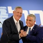 בניגוד לדברי לפיד: גנץ הודיע כי ישתתף בהפגנת השמאל בתל אביב
