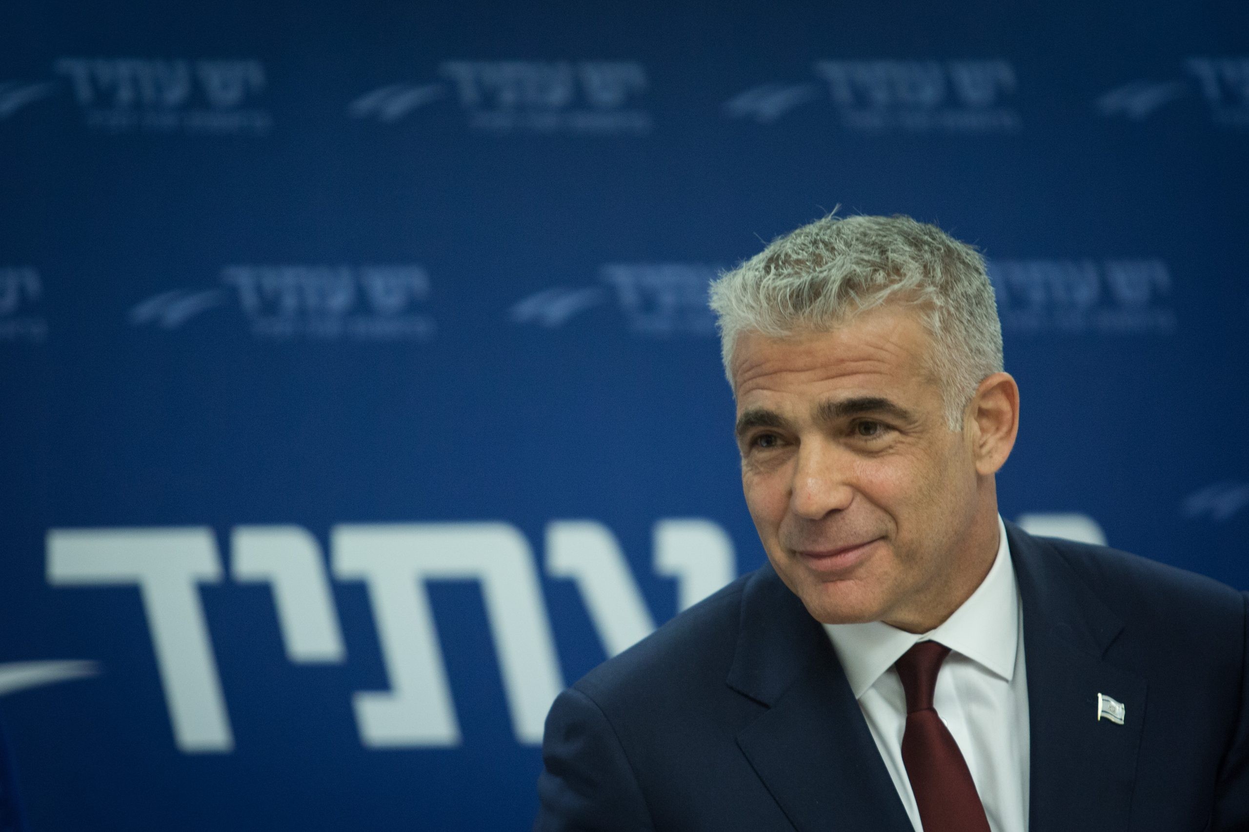 לפיד: "לא מצייץ יותר מהמקלחת"