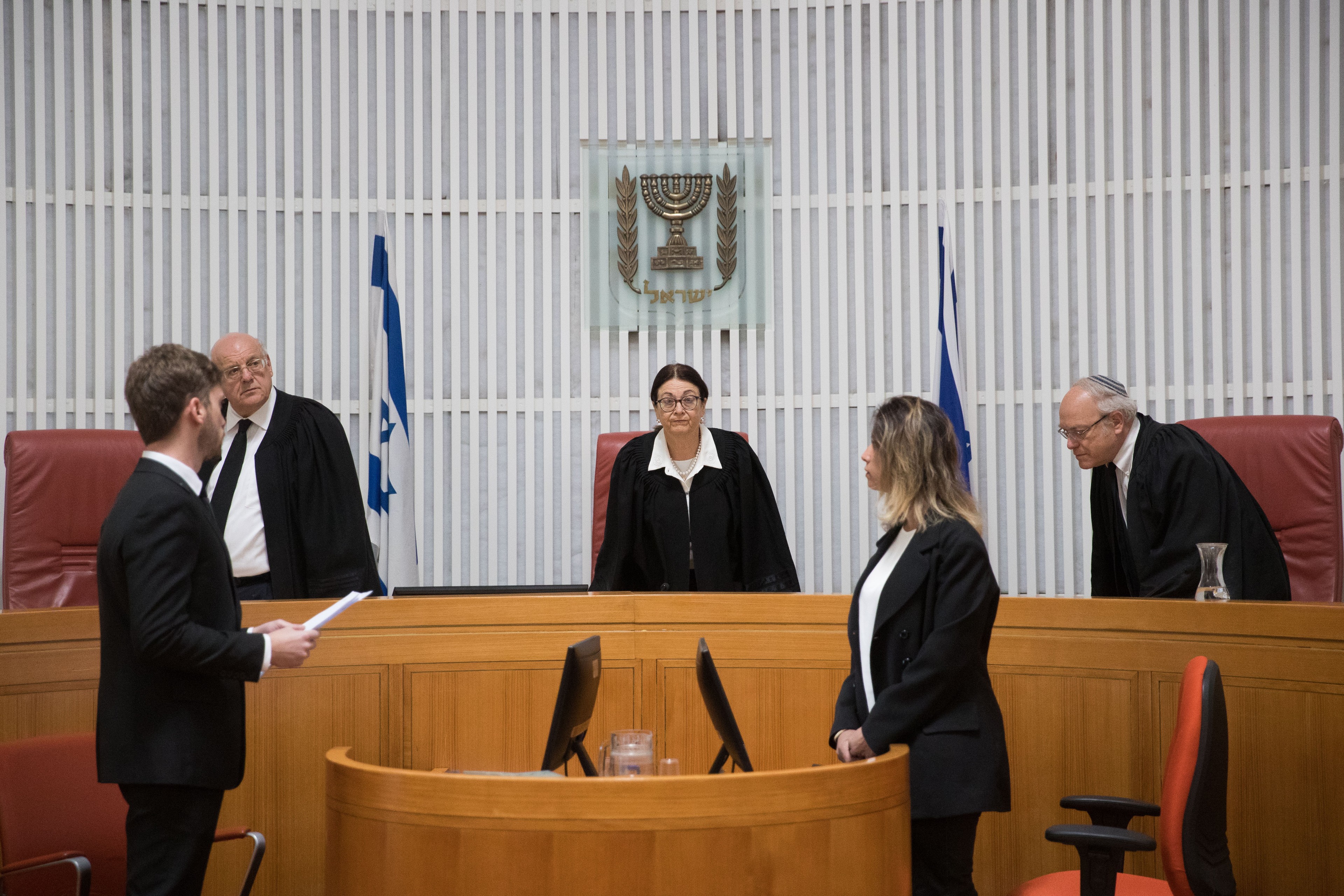 בג"ץ למדינה: הסכם תוך 5 ימים - או שחרור המסתננים מסהרונים