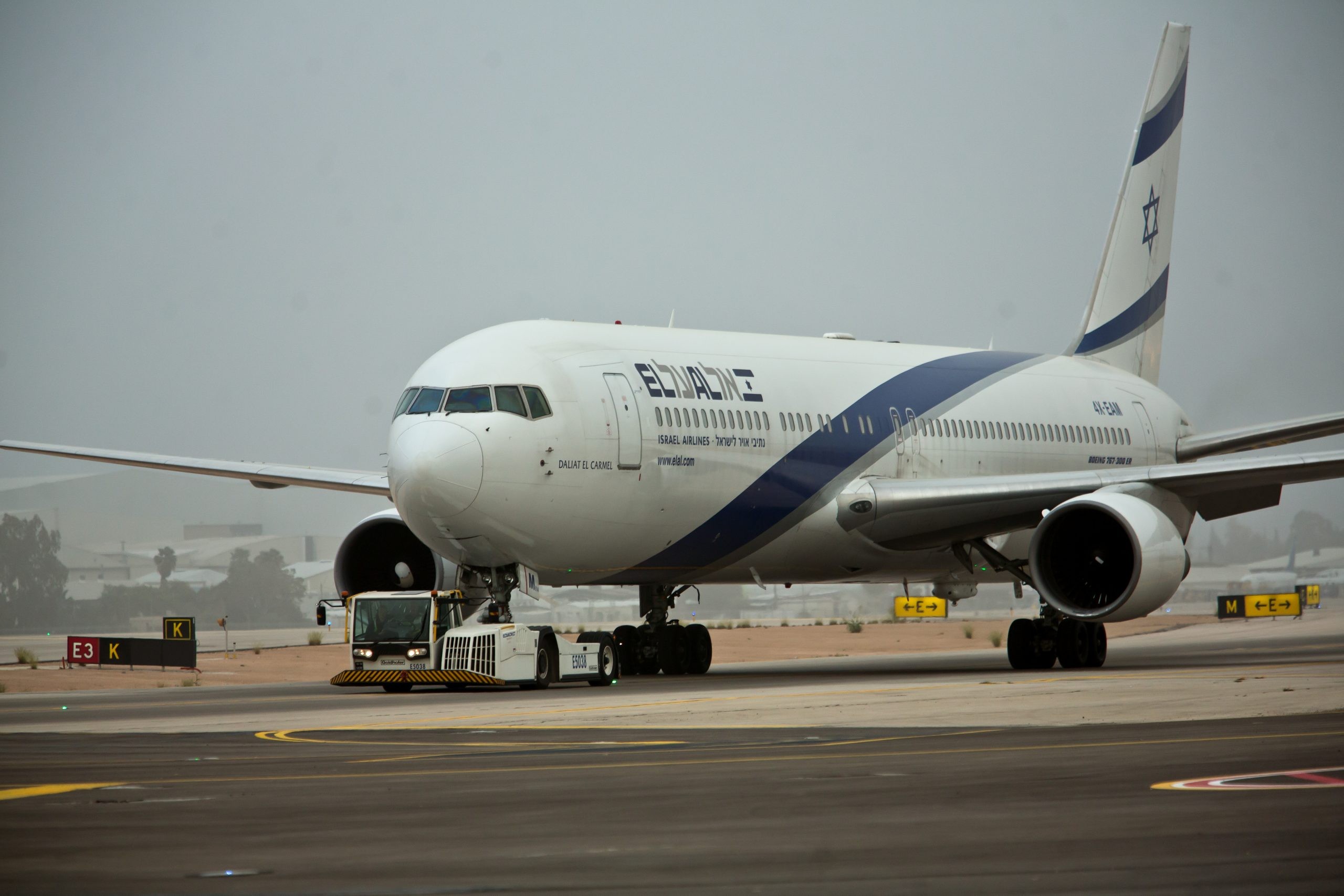 בשל נזק לגלגל: מטוס חלופי יחזיר את רה"מ מפולין