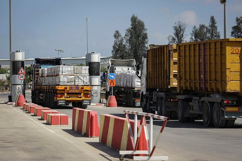 משאיות במעבר כרם שלום | צילום: פלאש 90