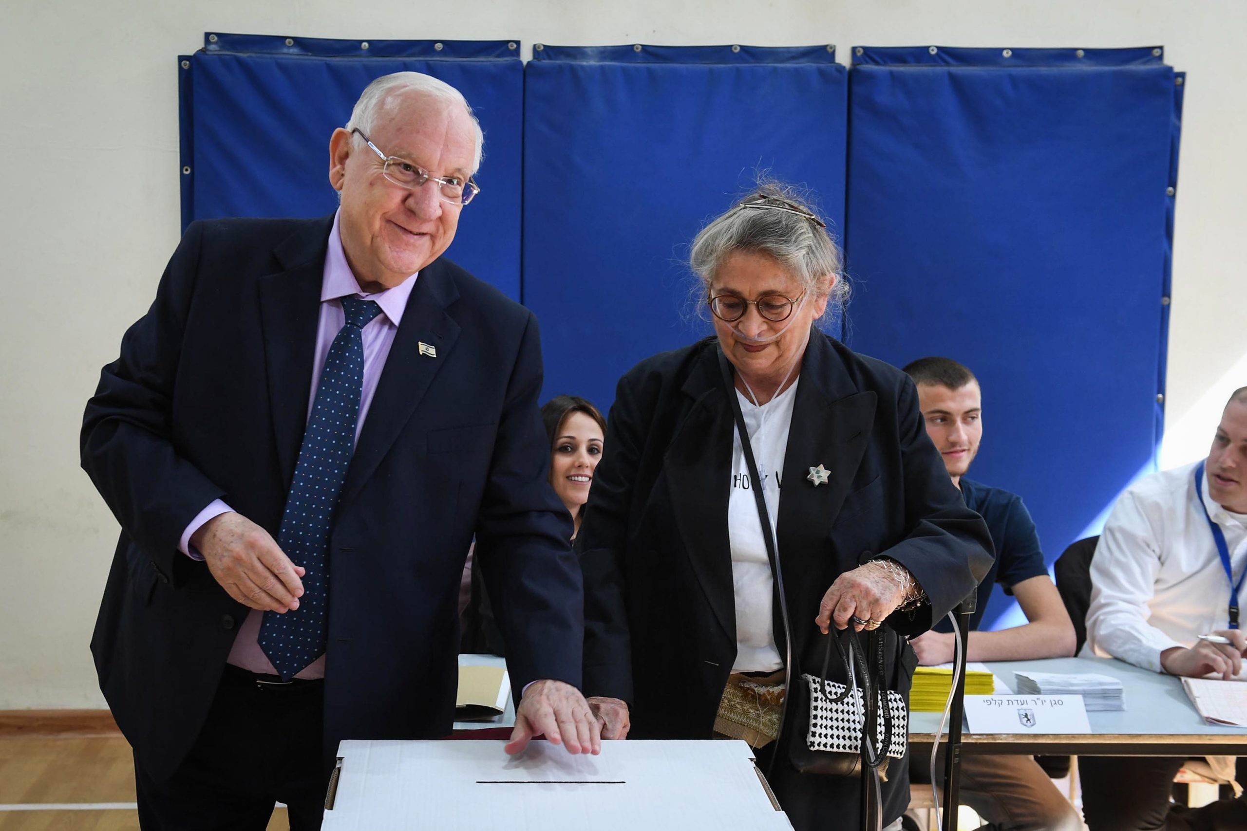 אשת הנשיא נותקה ממכונת ההנשמה ומתקשרת עם סביבתה