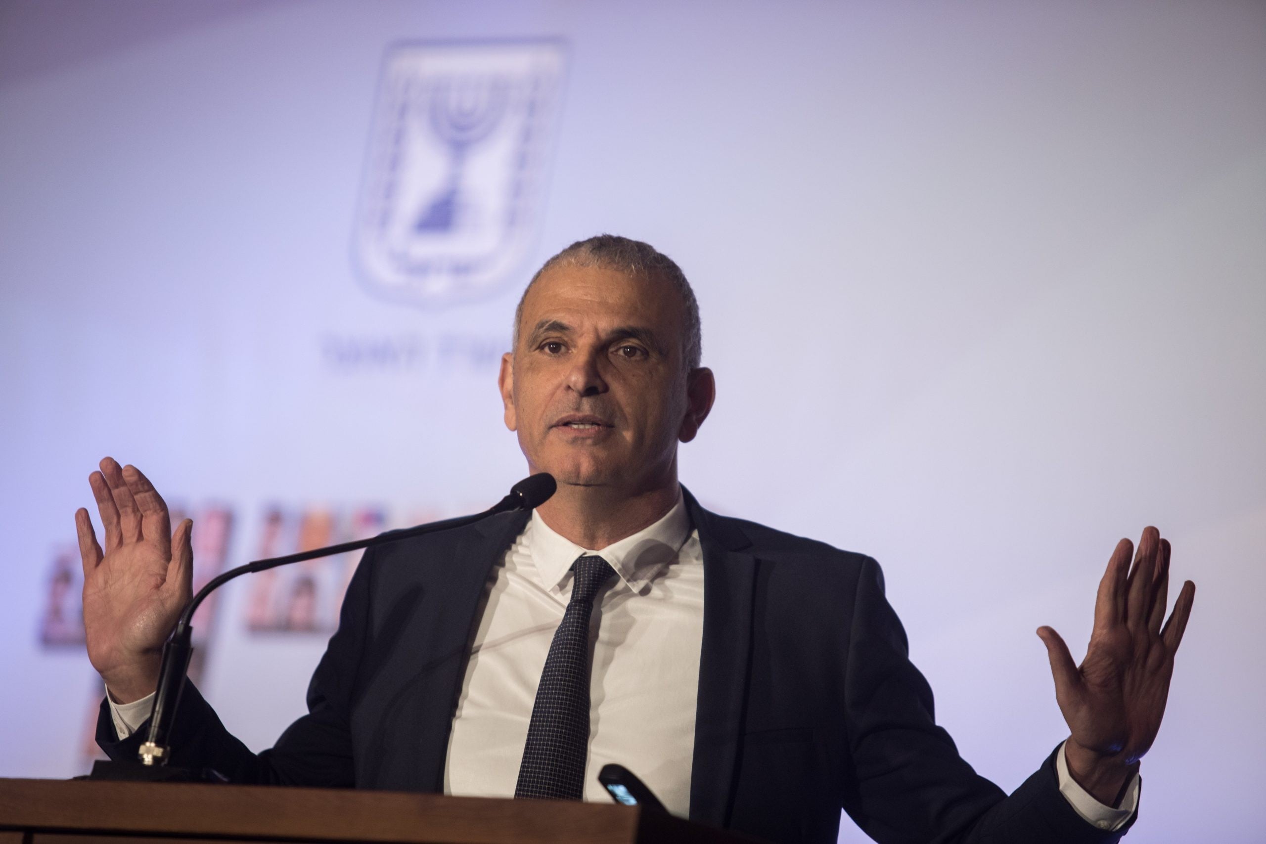 כחלון אישר: תגמולי טרור יקוזזו מכספי המיסים של הפלסטינים