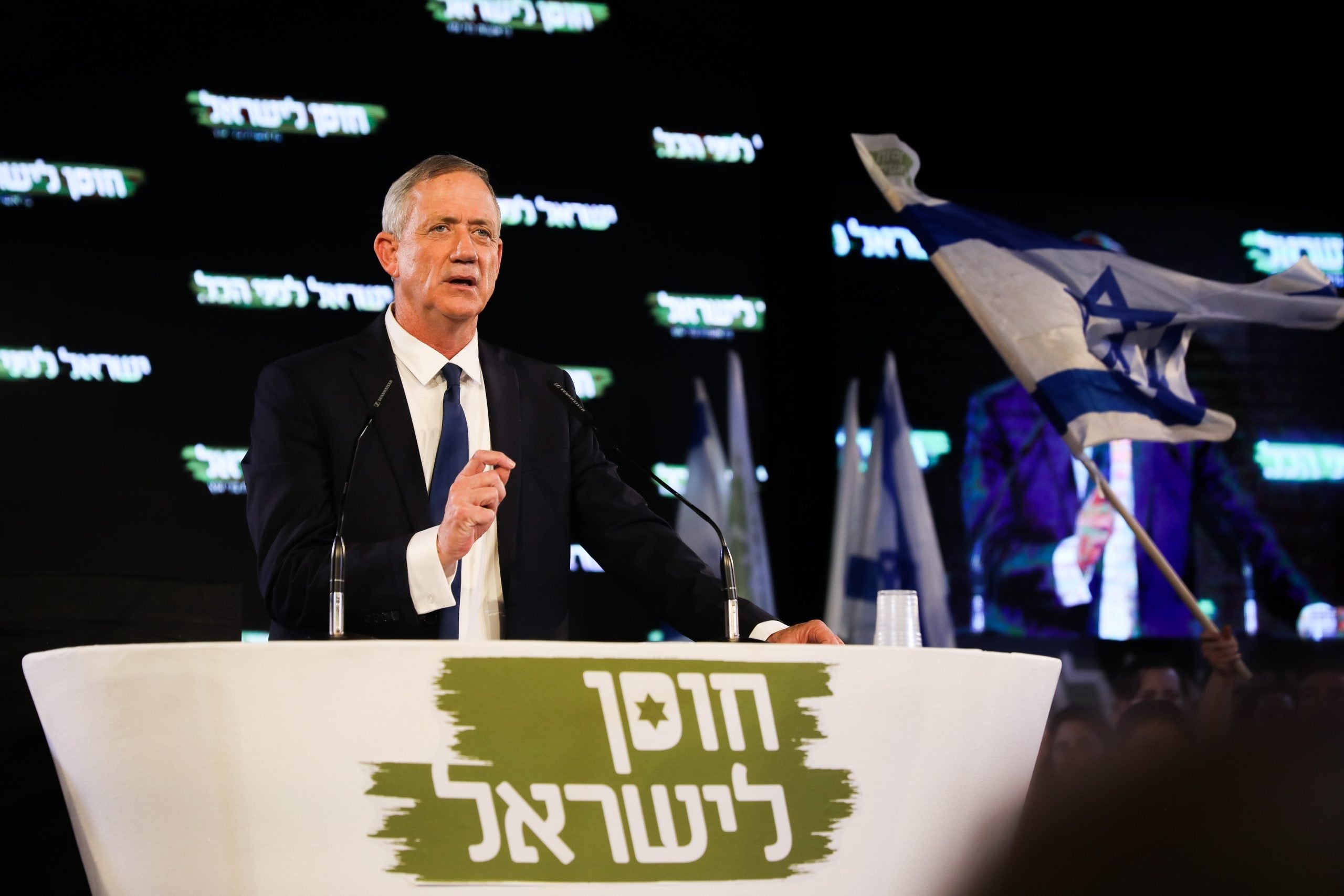 גנץ: "ראש ממשלה יכהן עם כתב אישום? מגוחך!"