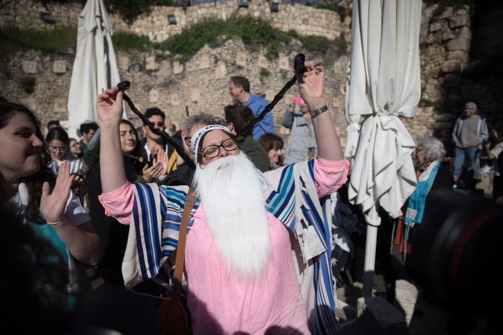 מחר, שוב: 'נשות הכותל' ינסו להגניב ספרי תורה לכותל