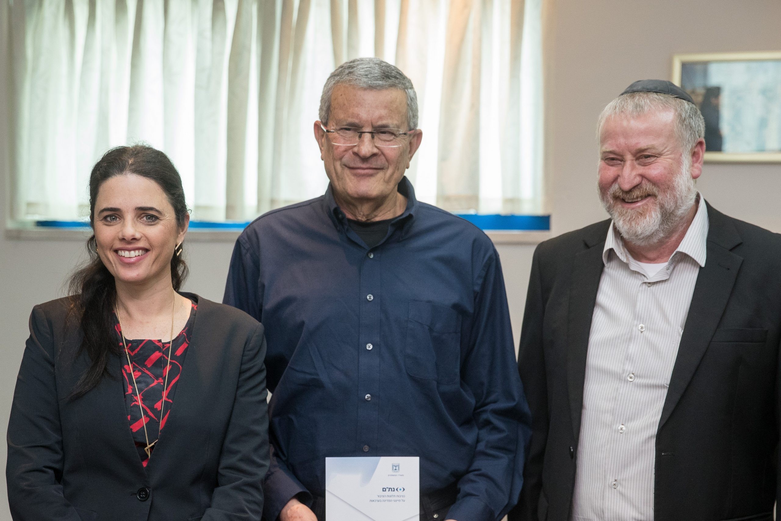 פרדוקס רוזן: דן בבעיות שלא יכול להכריע בהן