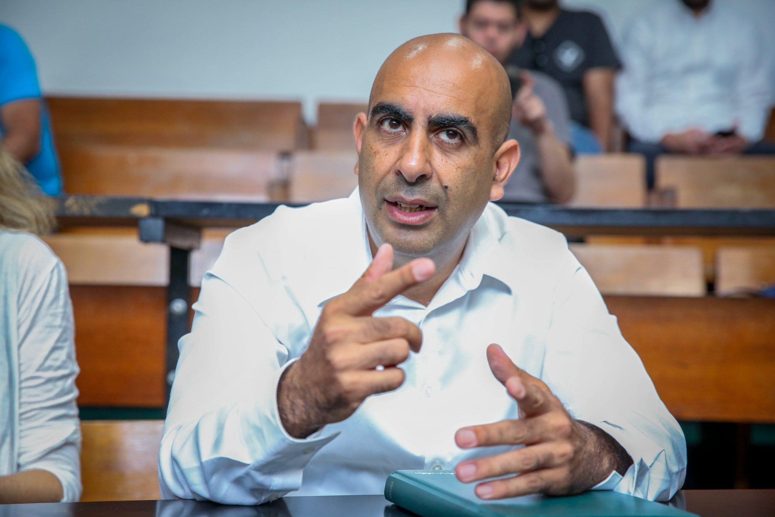 השרה רגב לברק כהן: מצייץ מי שמצייץ אחרון