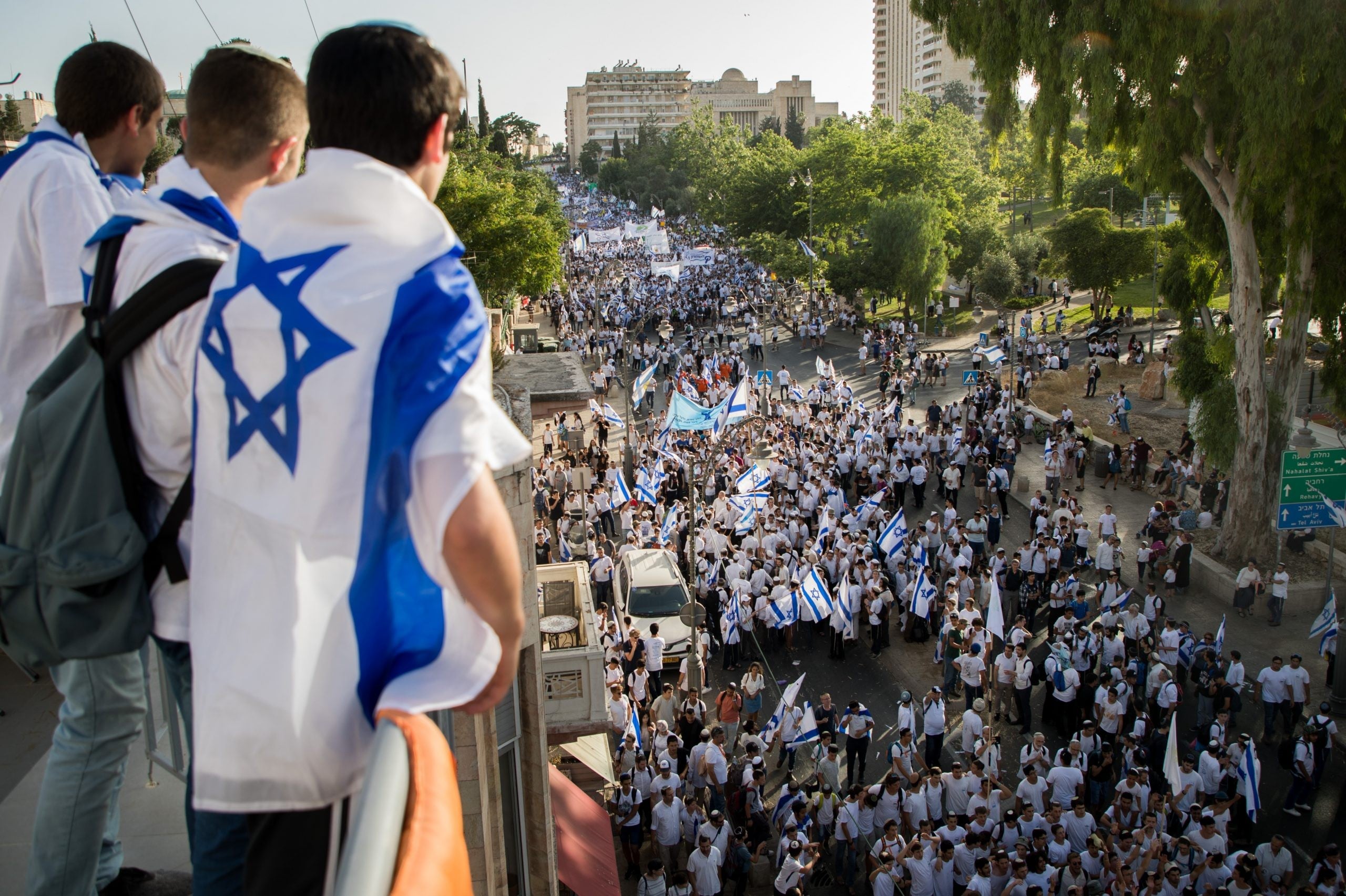 צפו: רבבות חוגגים בריקוד הדגלים בבירה