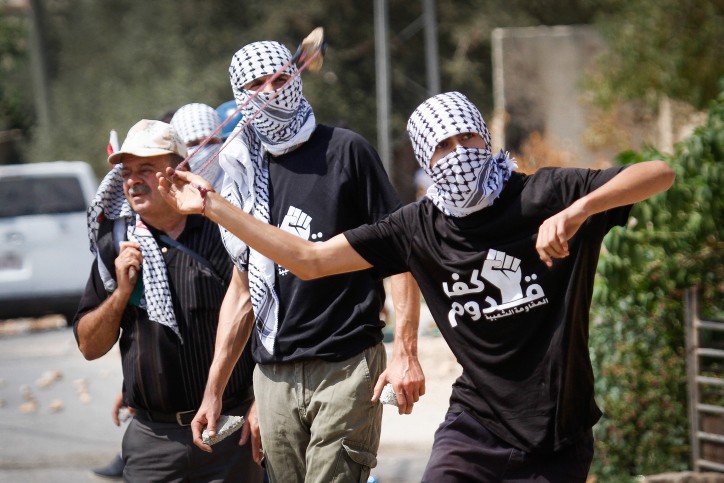 מחבלים ערבים תקפו נער יהודי בנוכחות לוחם צה"ל - צפו בתיעוד