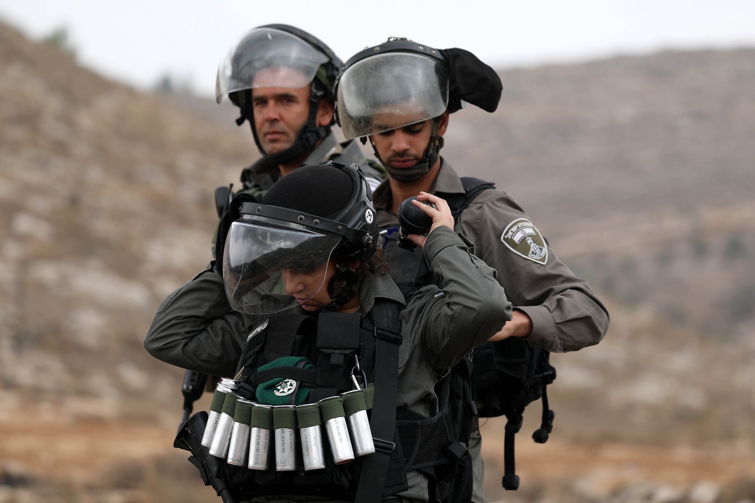 אבנים הושלכו לעבר לוחמים במהלך פינוי מבנים לא חוקיים