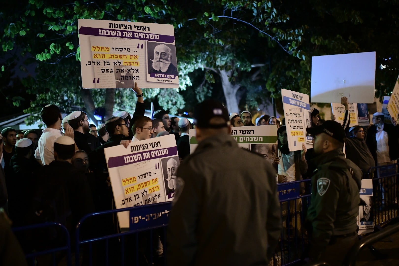 מחאת השבת מתרחבת: מאות הפגינו אמש מול ביתו של חולדאי