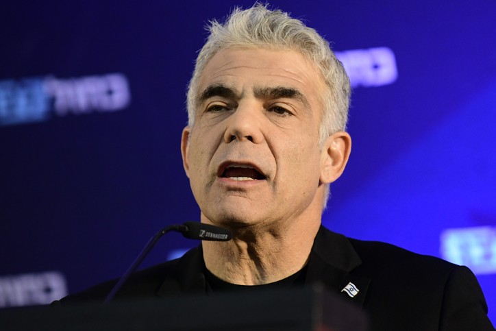 מה עומד מאחורי נאומו של לפיד?