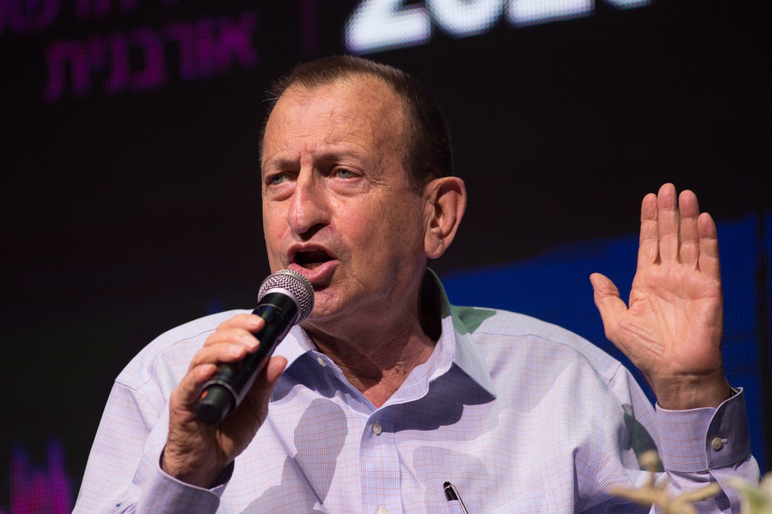 חולדאי הודיע כי יאיר את בניין העירייה בדגל מדינת האוייב לבנון