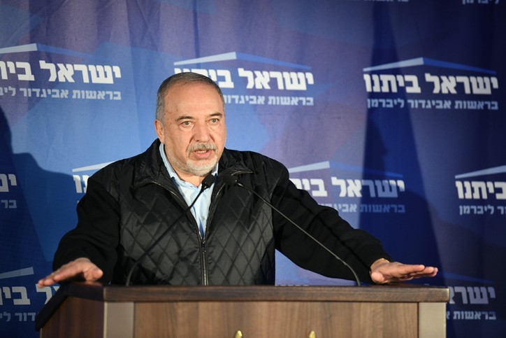 יואב יצחק נגד ליברמן: מתנהג כמו מאפיונר