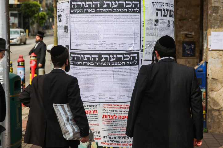 הקורונה בבני ברק: צעקות 'רוצחים' למתפללים בבתי הכנסת