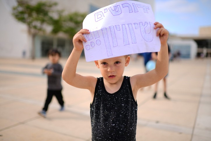 יו"ר הקואליציה בועדת הכספים: "כל ילד יזכה למענק"