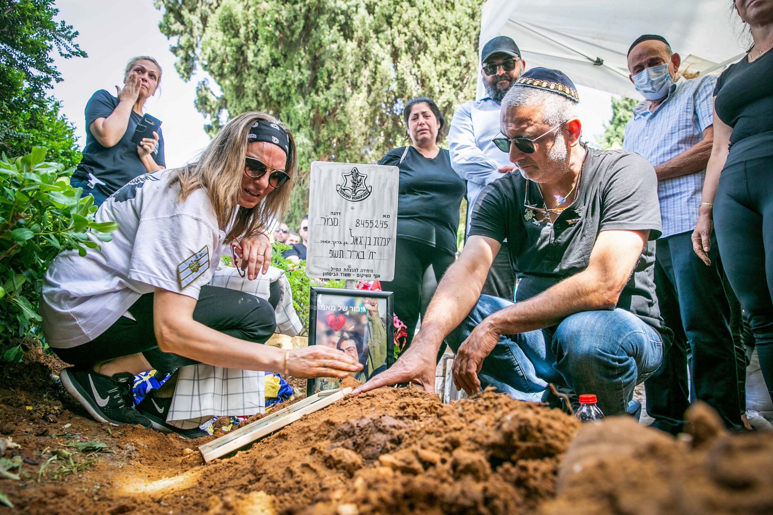 נשבר הלב | אביו של עמית בן יגאל מעל קבר בנו בבכי קורע לב: "הדגל צריך להיות בחצי התורן" - צפו