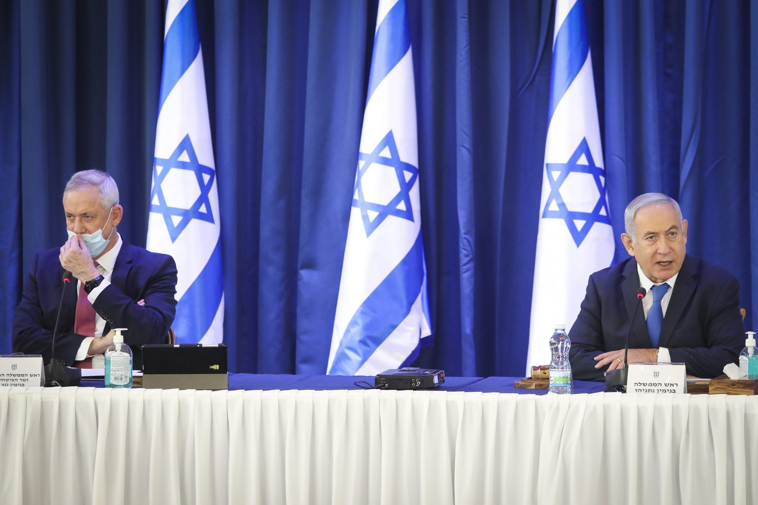 גנץ לנתניהו בישיבת הממשלה: "צריכים לאפשר את חופש ההפגנה"