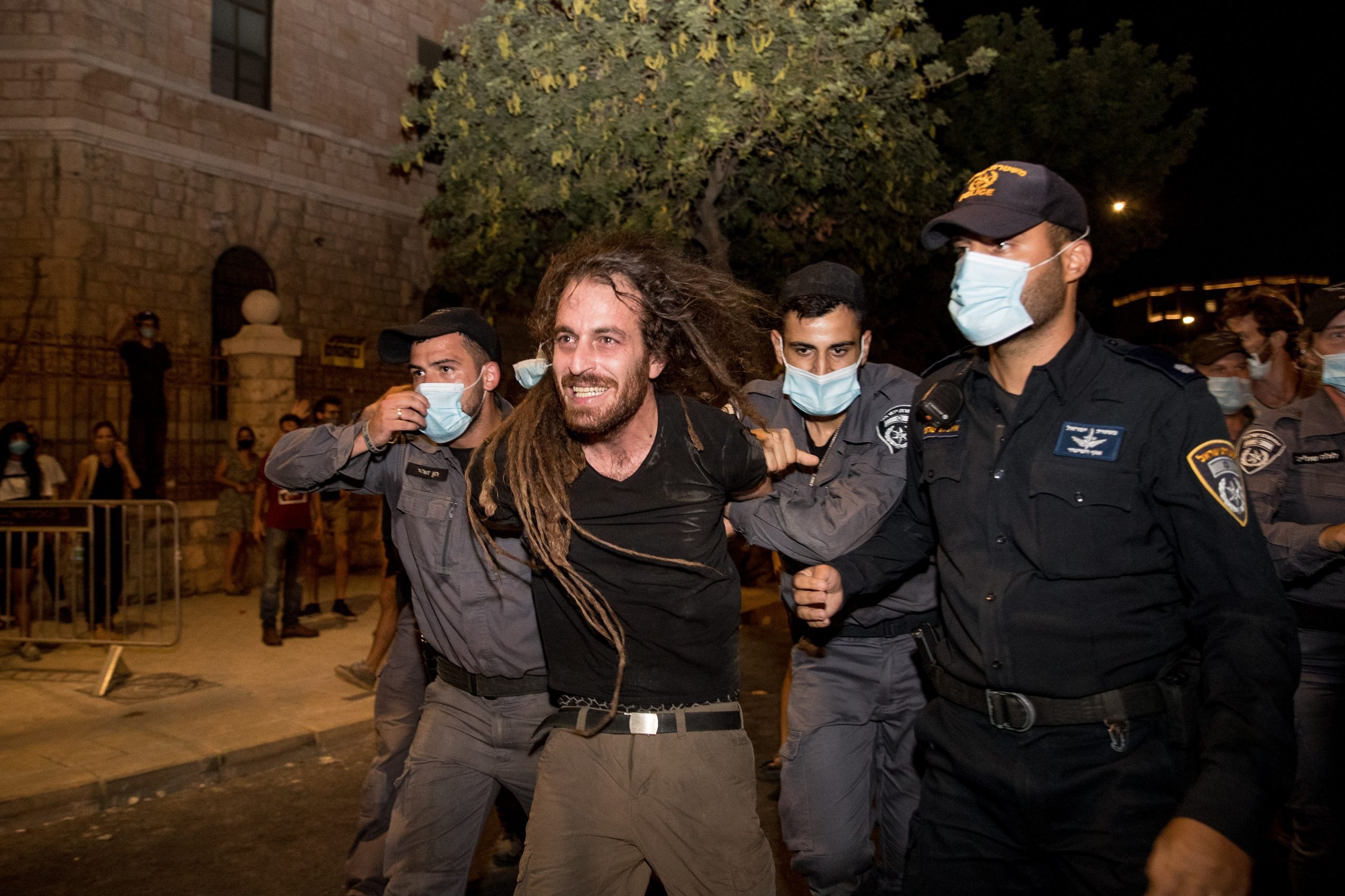 צפו באלימות של ה'מפגינים' כלפי עיתונאים