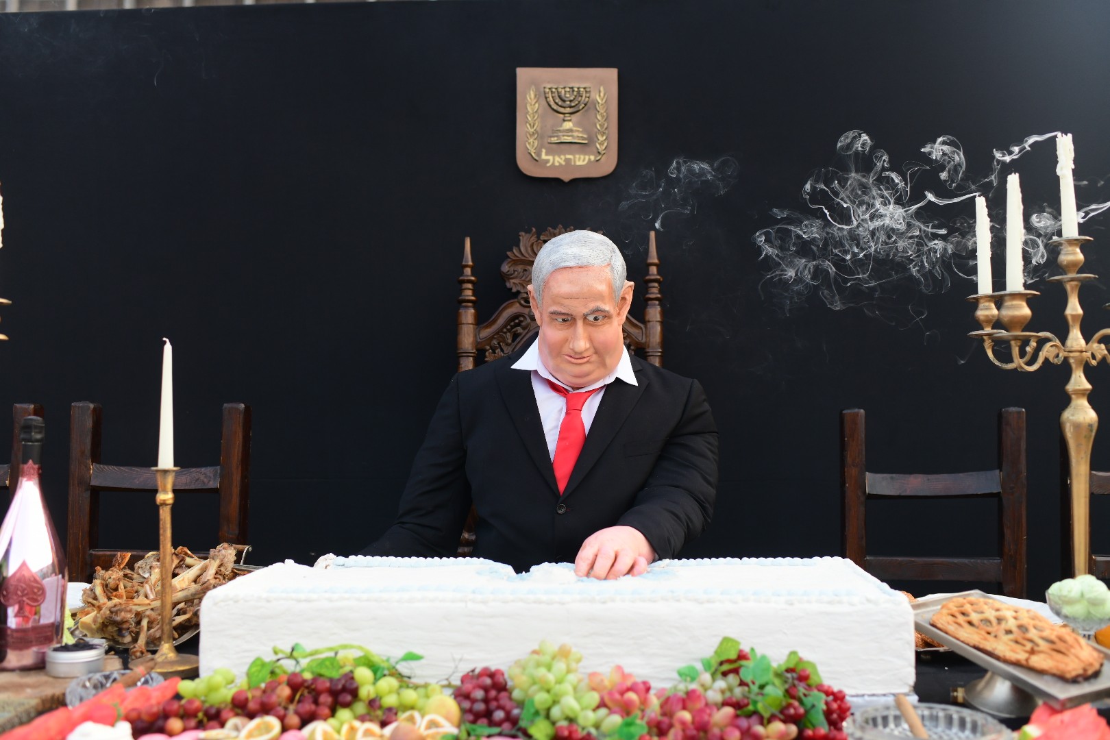 מיצג הסתה נגד ראש הממשלה נתניהו בכיכר רבין | 'הסעודה האחרונה'