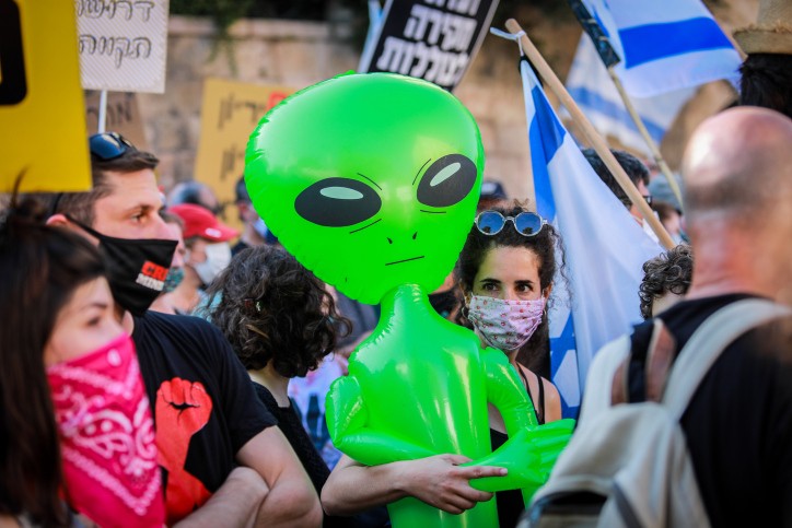הליכוד: ערוץ 12 מעודד את הפגנות השמאל הקיצוני של לפיד ואיימן עודה