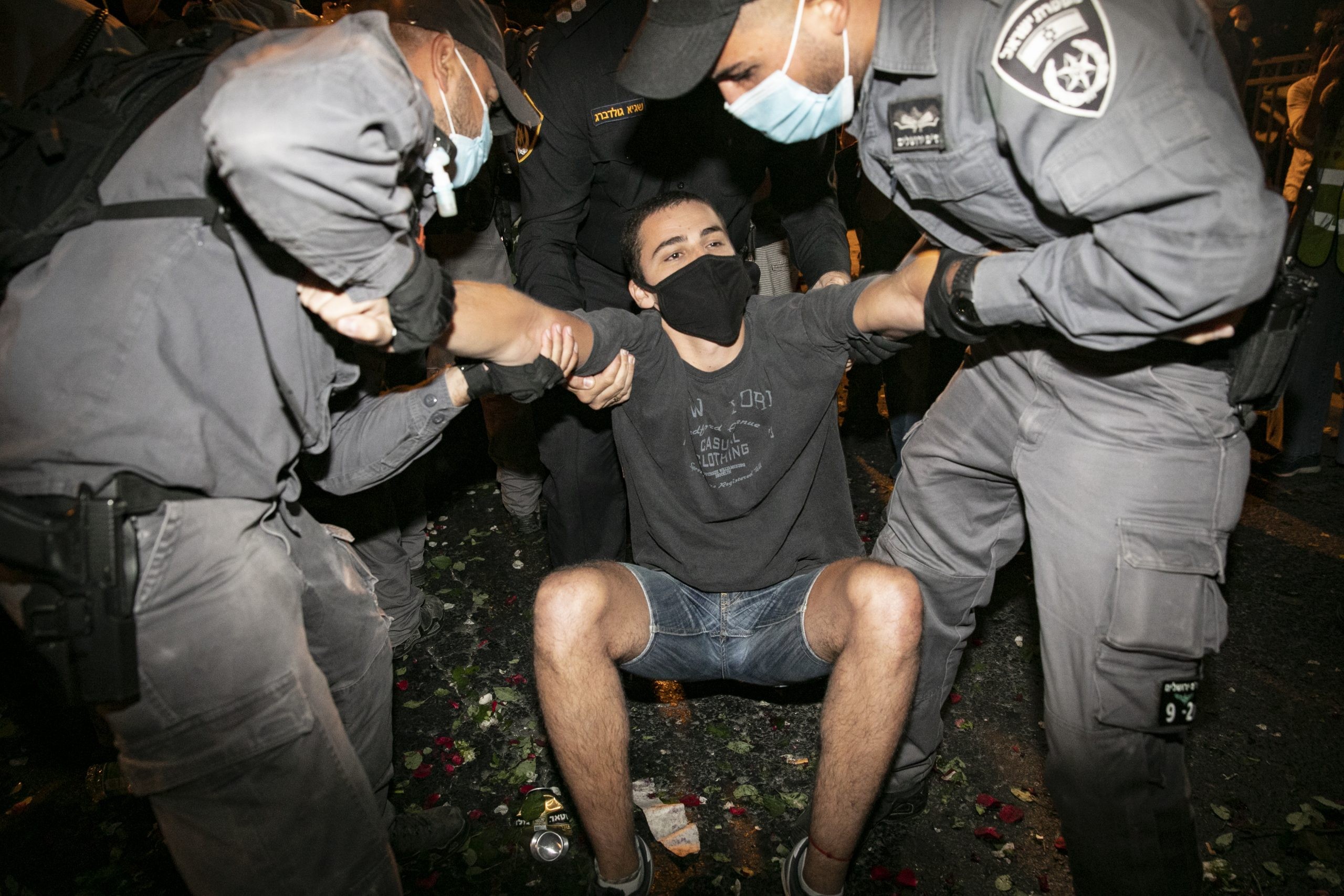 האלימות של מפגיני השמאל כלפי השוטרים | צפו בתיעוד