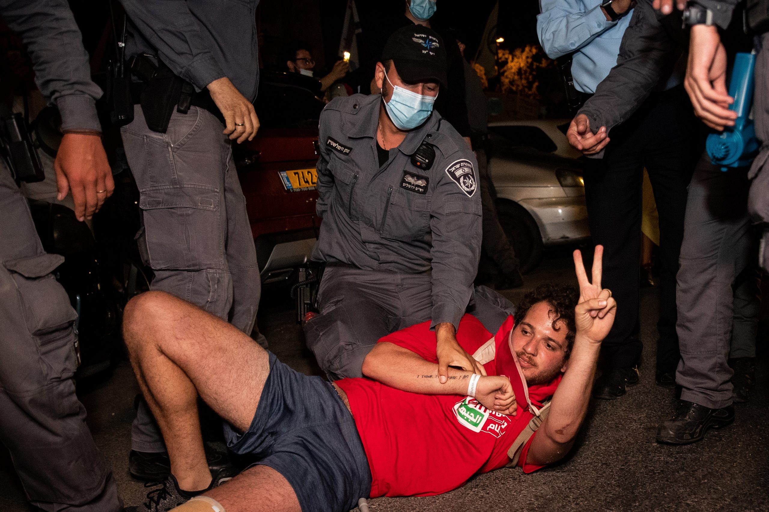 אלימות ורבלית כלפי המשטרה: 'נאצים' ותנועות מגונות. צפו בתיעוד