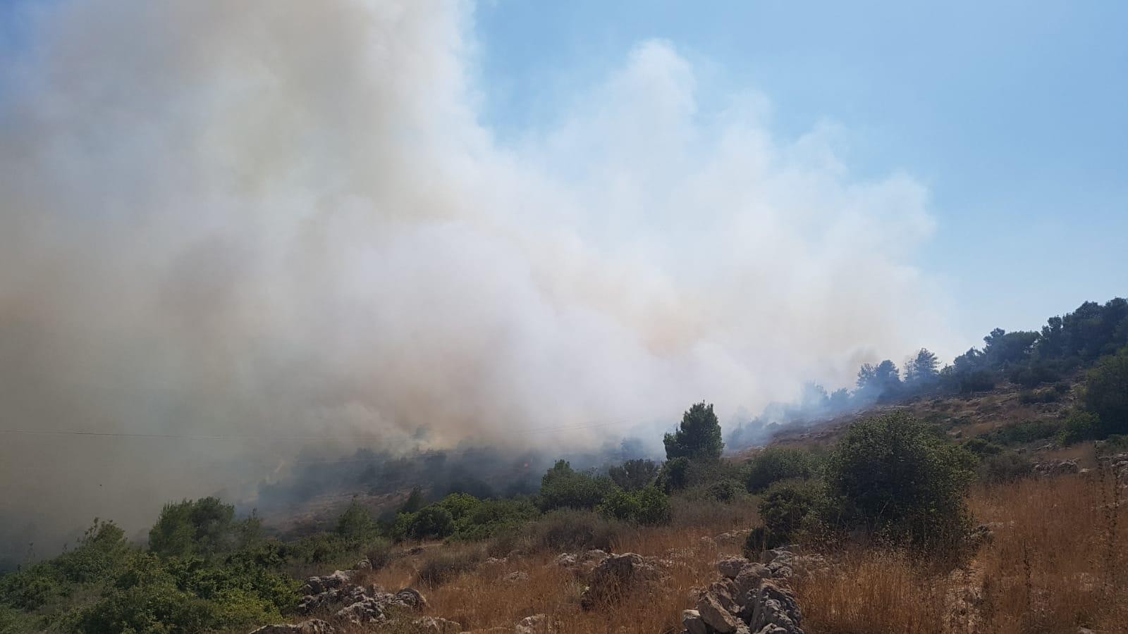 עשרות צוותי כיבוי הצליחו למנוע מהשריפה ליד בית מאיר להגיע לקו הבתים