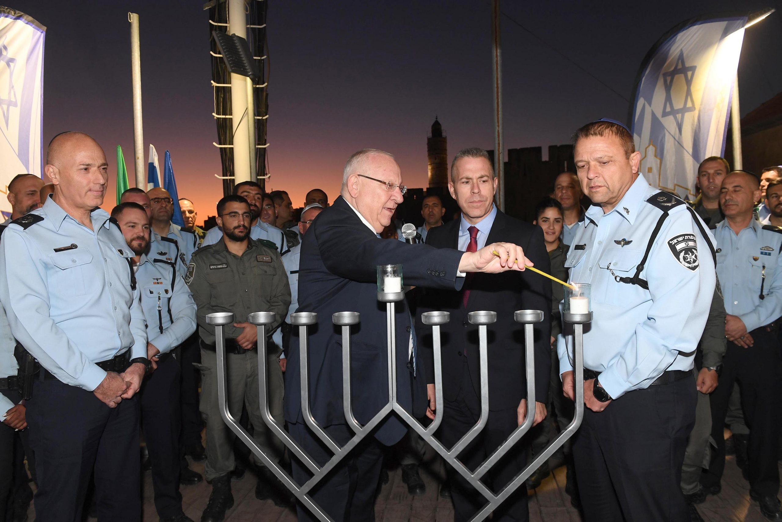 נשיא המדינה הדליק נר ראשון של חנוכה עם שוטרי מרחב דוד, בעיר העתיקה בירושלים