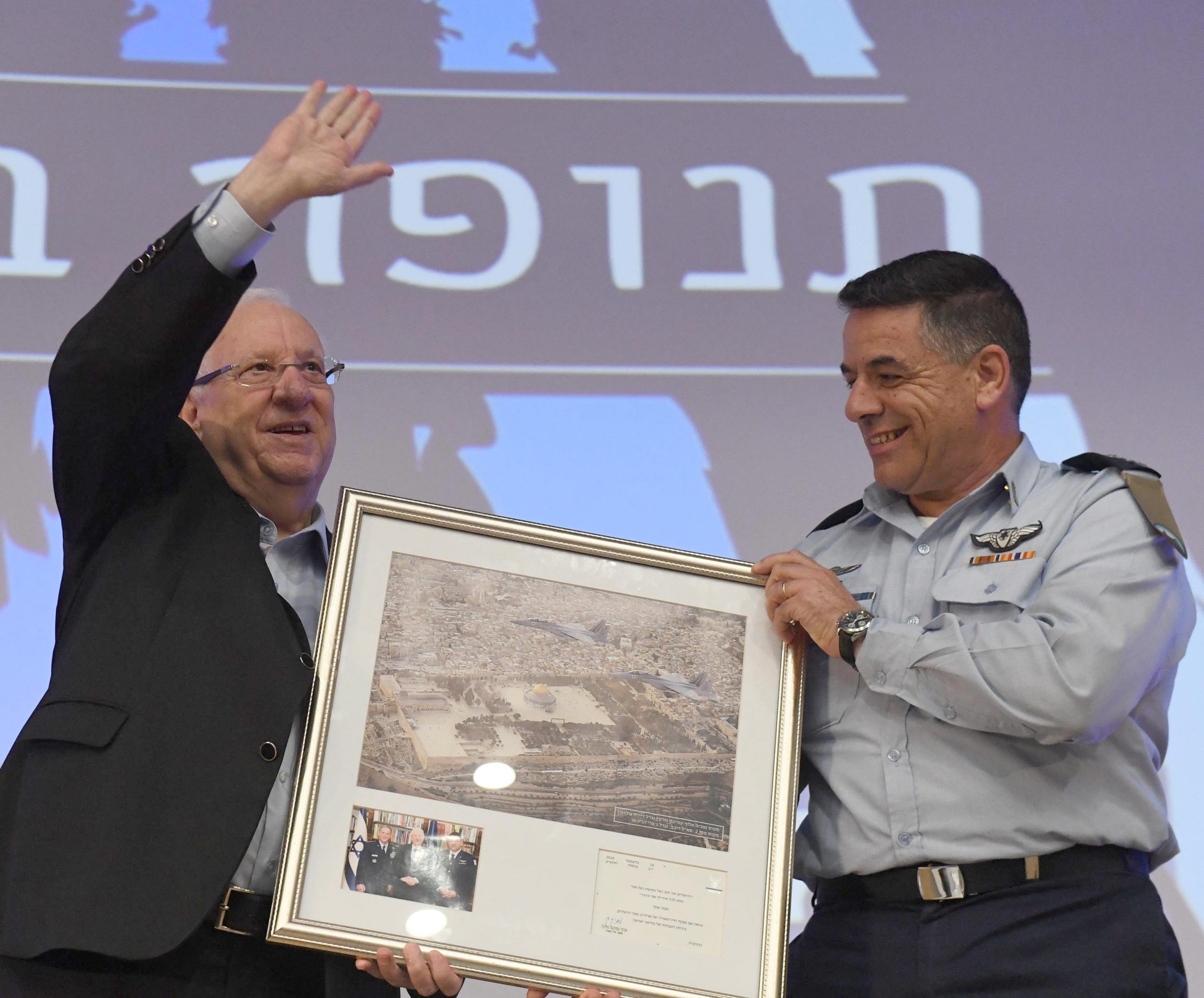 הנשיא ביקר בבסיס תל נוף: " אם לא נשרת אנחנו, מי ישרת?"