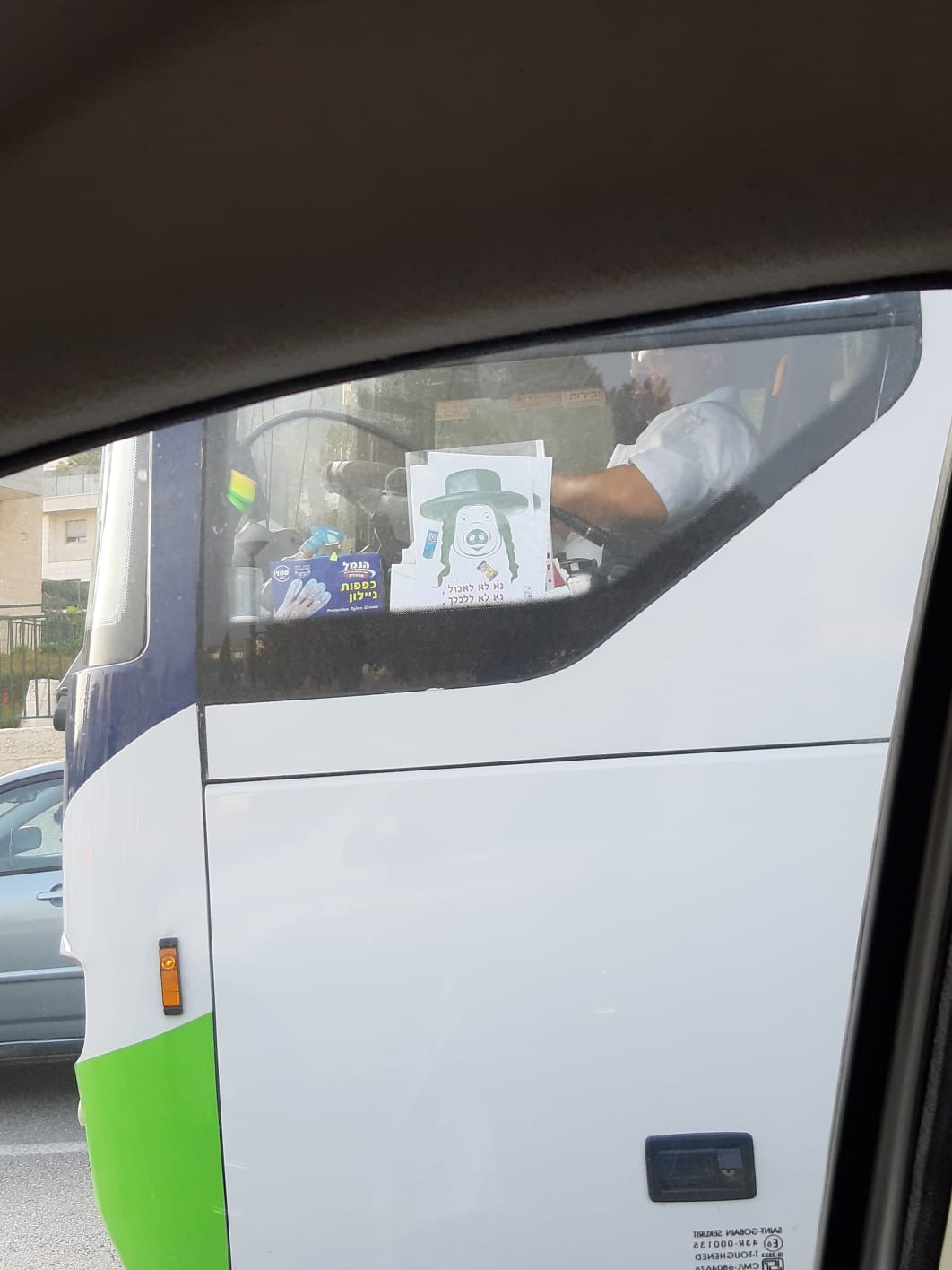 אנטישמיות בתחבורה הציבורית: איור של חרדי בדמות חזיר באוטובוס