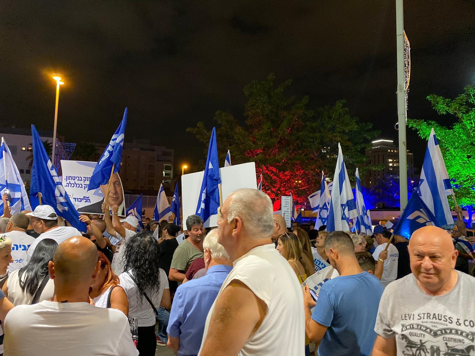 מעל אלף מפגינים: "מנדלבליט וניצן תפרו תיקים לראש הממשלה"